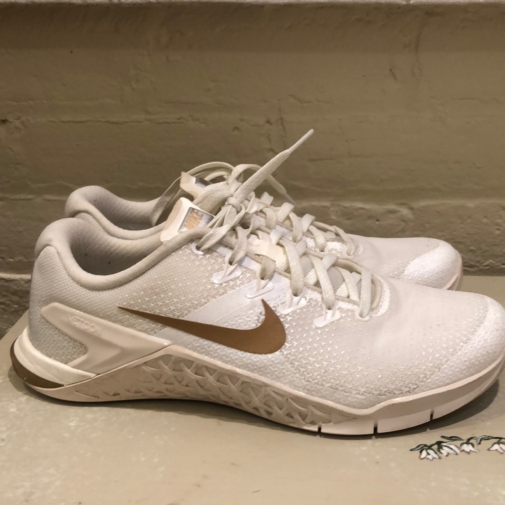 White and gold Nike Metcon sneaker 🤍💛👟💛🤍 - Picture 3 of 8